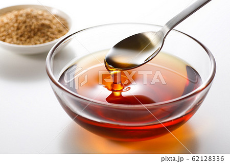 白背景にごま油 62128336