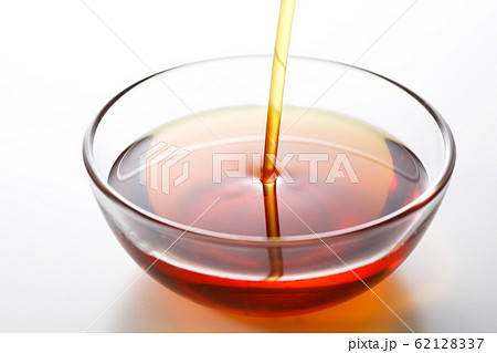 白背景にごま油 62128337