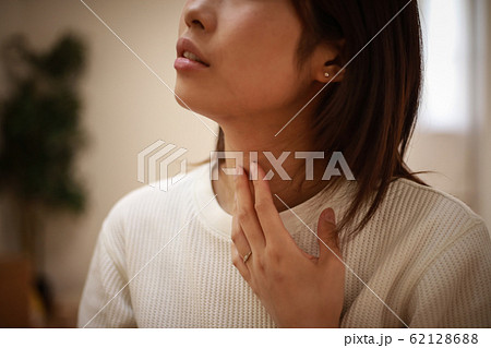 喉に違和感を感じる女性 62128688