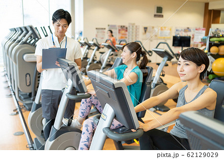 スポーツジム エアロバイク 筋トレ スポーツクラブ 62129029