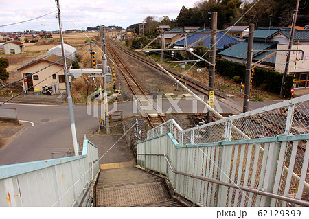 成田線大戸駅の跨線橋から見た大戸川踏切（2） 62129399