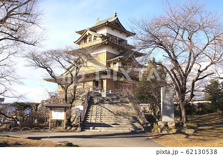 信州「諏訪の浮き城」高島城の復興天守閣と高島城公園の遊歩道 信州「諏訪の浮き城」高島城の復興天守閣と高島城公園の遊歩道 62130538