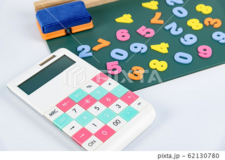 電卓と黒板 電卓と黒板 62130780