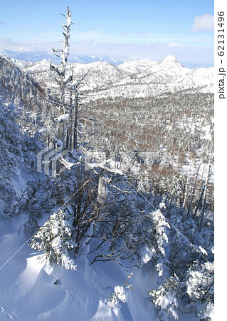 冬晴れの群馬県草津町、御成山から雪に覆われた上州の山々を見る 62131496