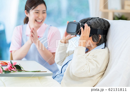 レクリエーション VR 仮想現実 介護イメージ シニア デイケア 介護福祉士 老人ホーム レクリエーション VR 仮想現実 介護イメージ シニア デイケア 介護福祉士 老人ホーム 62131811