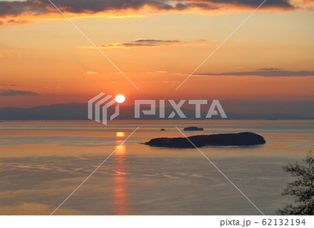高屋神社本宮から伊吹島・燧灘を挟んで高縄半島に沈む夕日を見る。 62132194