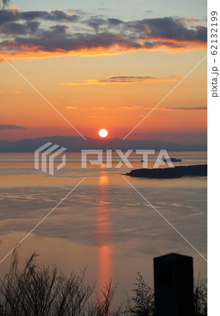 高屋神社本宮から伊吹島・燧灘を挟んで高縄半島に沈む夕日を見る。 62132199