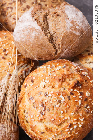 Fresh baked rolls with seeds and ears of rye 62133376