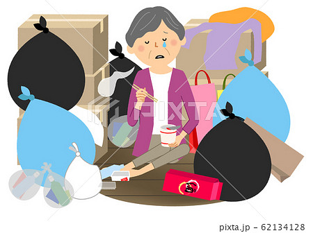 ゴミと高齢者 シニア女性 カップ麺 ゴミと高齢者 シニア女性 カップ麺 62134128