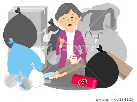 ゴミと高齢者　シニア女性　カップ麺 62134129