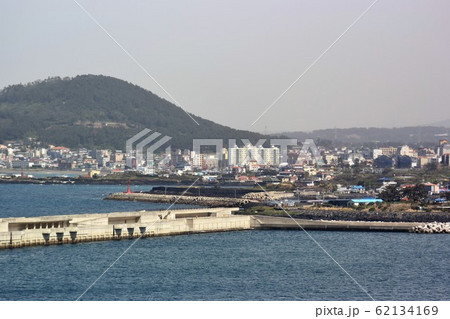 韓国 済州島済州の港と市街 韓国 済州島済州の港と市街 62134169