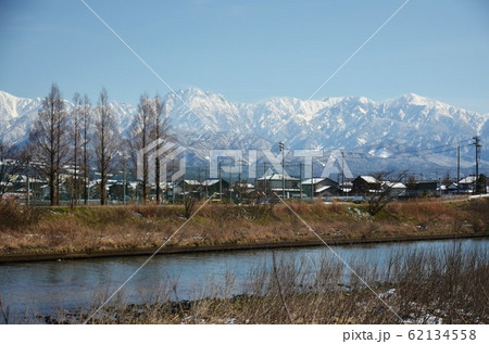 上市川河口から見る冬の立山連峰 62134558