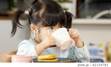 子供　水　水分補給 62134781