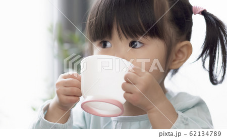 子供　水　水分補給 62134789