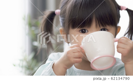 子供　水　水分補給 62134790