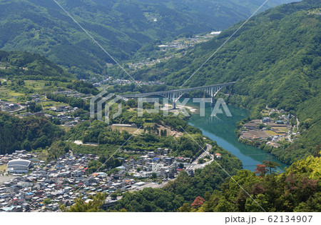 三好市池田町、吉野川の池田湖と徳島自動車道の「池田へそっ湖大橋」 三好市池田町、吉野川の池田湖と徳島自動車道の「池田へそっ湖大橋」 62134907