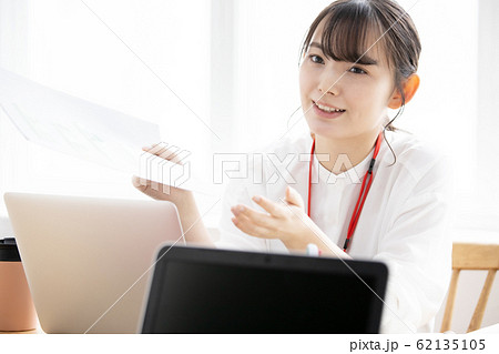 ビジネスシーン パソコンを操作する若い女性会社員 ビジネスシーン パソコンを操作する若い女性会社員 62135105