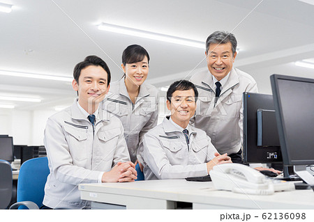 作業着、ビジネスパーソン、オフィス 62136098