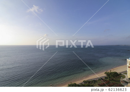 沖縄の青い海 62136623