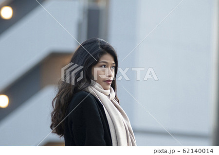 冬服の女性　女性　20代　クォーター　ハーフ　人物　大学生　JD　黒髪　ロング　マフラー 62140014
