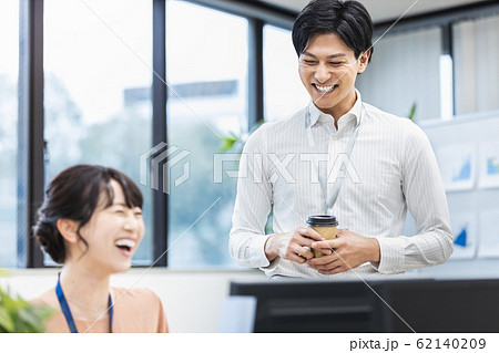 ビジネスシーン　異性　コミュニケーション 62140209
