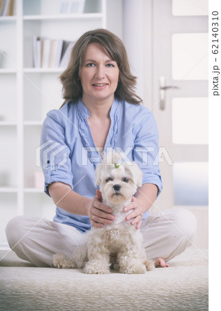 Woman practicing reiki therapy 62140310