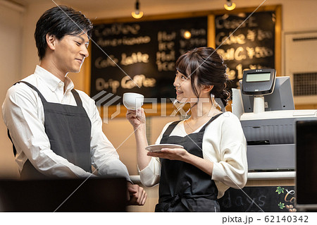 カフェ　レストラン　飲食店　スタッフ　従業員 62140342
