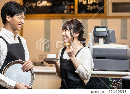 カフェ レストラン 飲食店 スタッフ 従業員 カフェ レストラン 飲食店 スタッフ 従業員 62140353