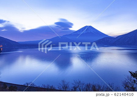 富士山と吊るし雲、山梨県本栖湖にて 富士山と吊るし雲、山梨県本栖湖にて 62140410