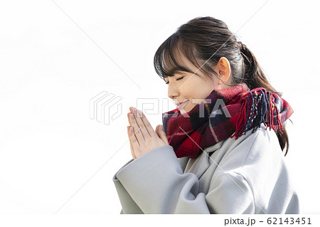 手を合わせて祈る若い女性 手を合わせて祈る若い女性 62143451