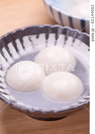 食べる 食事をする 食事 62144002