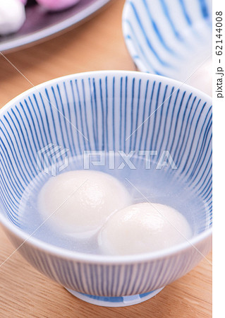 食べる 食事をする 食事 62144008