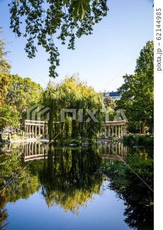 Corinthian colonnade in Parc Monceau, Paris, 62144985