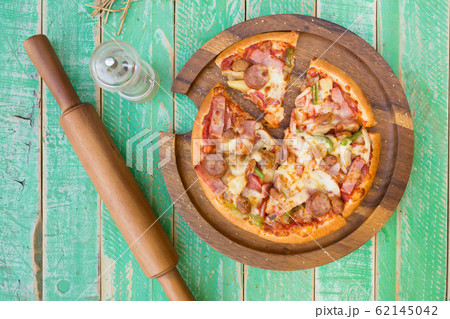 ham, mushroom and olive pizza, Top view of pizza 62145042