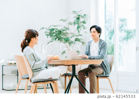 若い夫婦 62145533