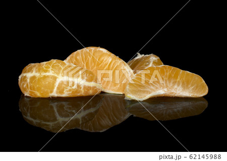 Fresh orange mandarin isolated on black glass 62145988