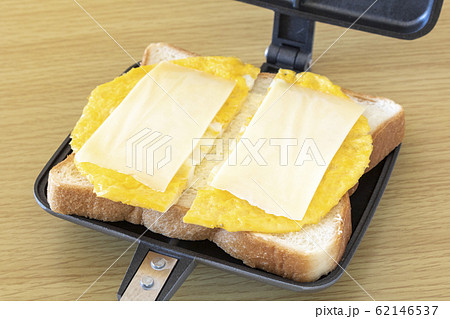 ホットサンドの作る途中の状態 62146537