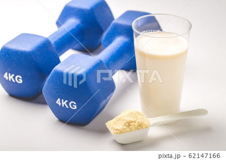 プロテインとダンベル 62147166