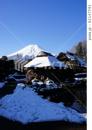 1月 忍野村102忍野八海・榛の木材資料館の雪景色と富士山 1月 忍野村102忍野八海・榛の木材資料館の雪景色と富士山 62147591