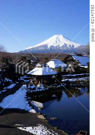 1月 忍野村87忍野八海・榛の木材資料館の雪景色と富士山 1月 忍野村87忍野八海・榛の木材資料館の雪景色と富士山 62147592