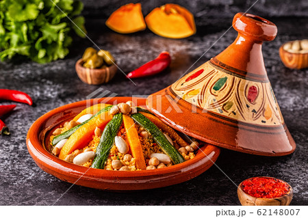 Vegetable tagine with almond and chickpea 62148007