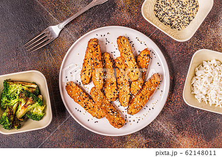 Fried tempeh  with sesame seeds. 62148011