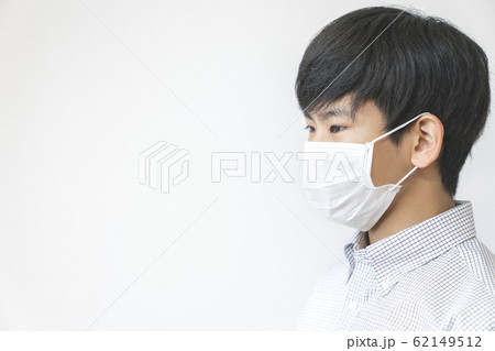 マスクをする男の子　 62149512