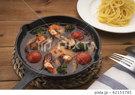 アヒージョとパスタの写真素材
