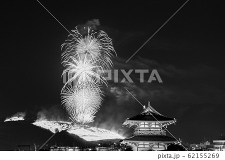 【セピア】朱雀門から鑑賞する若草山焼きと花火 62155269