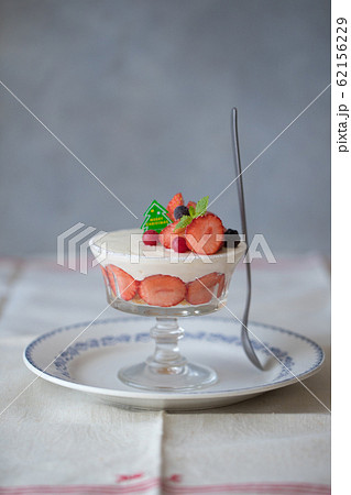いちごパフェ いちごパフェ 62156229