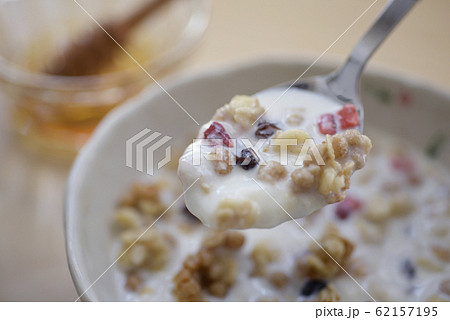 グラノーラ シリアル ヨーグルト 蜂蜜 ハチミツ 朝食 朝食イメージ 牛乳 ミルクの写真素材