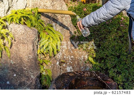 湖南三山　秋の善水寺の境内　百伝池で湧き水を汲む人 62157483