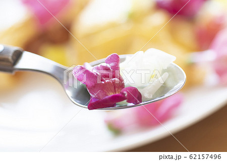 エディブルフラワー　食用花　花　エディブル　オムライス　料理　食べ物　フード　カラフル 62157496