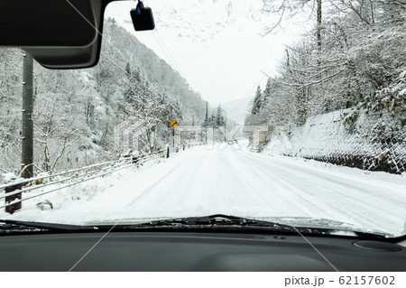 雪道の運転 62157602